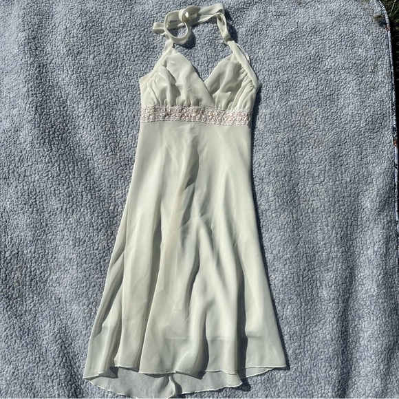 White Flowy Mid-length Dress with Sequence and Lace Detailing - Size Medium - Picture 3 of 13